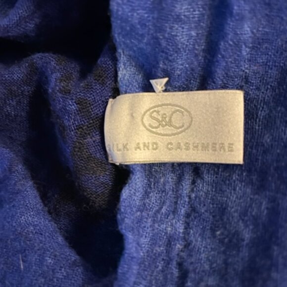 Silk & Cashmere lightweight printed shawl in silk and cashmere in blue and grey - Picture 4 of 5